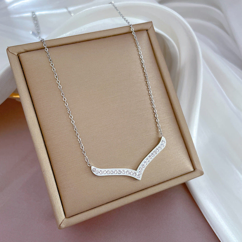 Collana girocollo a catena con strass a forma di V in acciaio al titanio minimalista con ciondolo floreale fresco e dolce