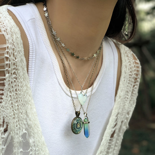 Collana vintage con ciondolo a forma di cuore con nappe di perle di cristallo su catena lunga in resina