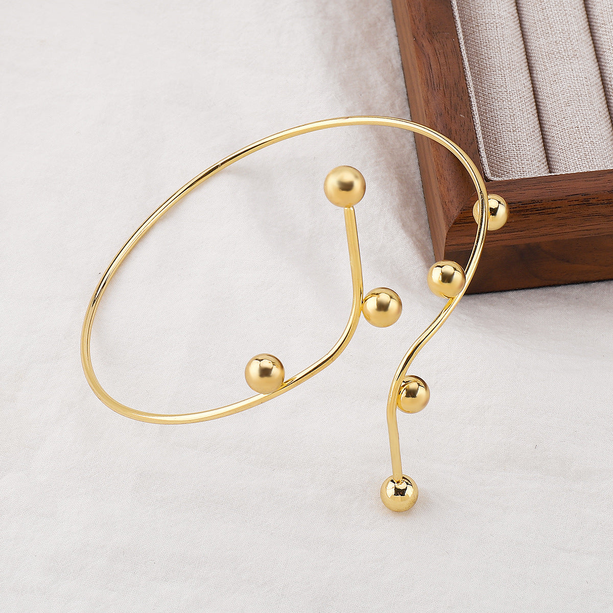 Elegante Pulsera de Metal Geométrico para Mujer con Acabado Galvanizado y Detalle de Bola Redonda