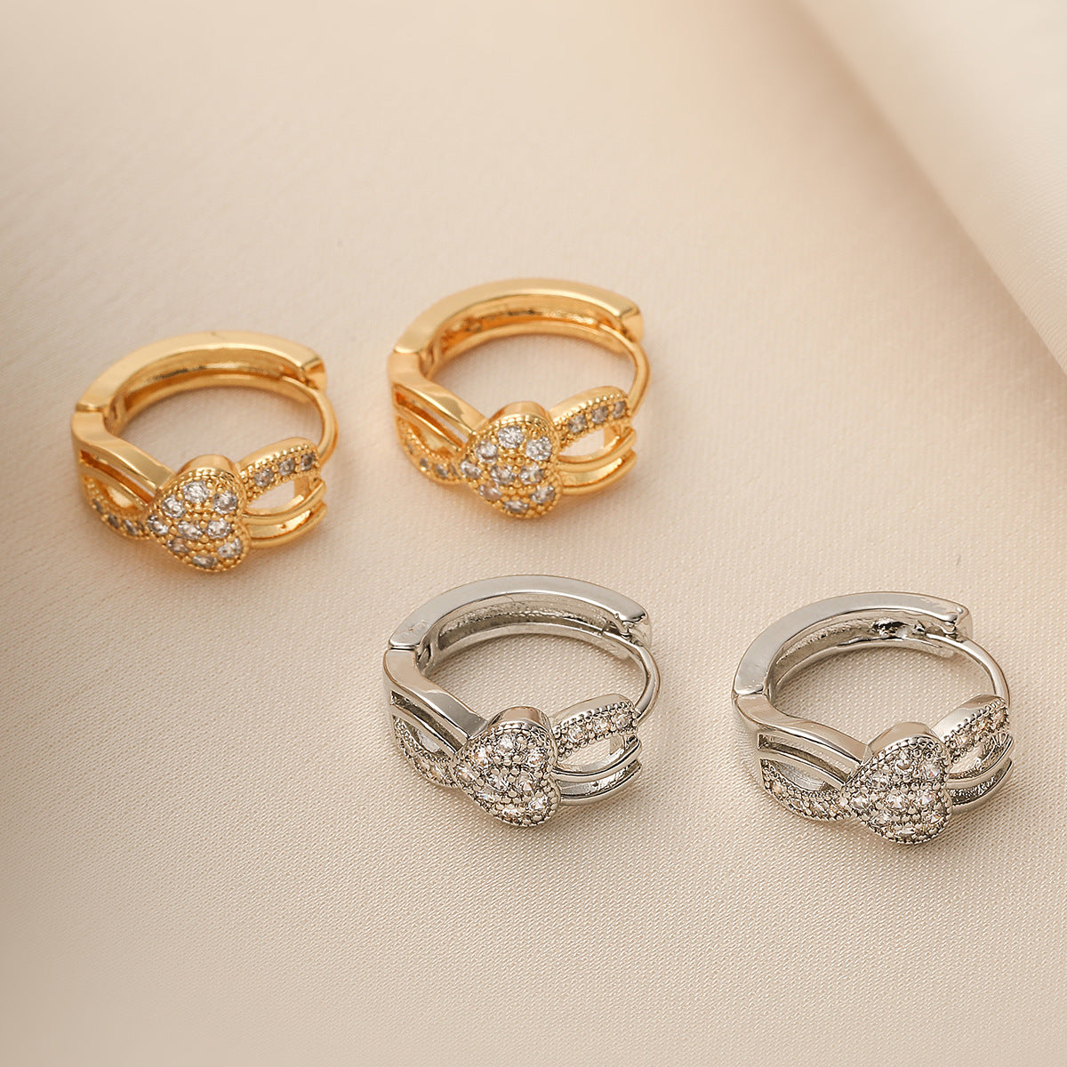 Pendientes de aro minimalistas de cobre chapado en oro con circonitas incrustadas en forma de corazón geométrico para mujer