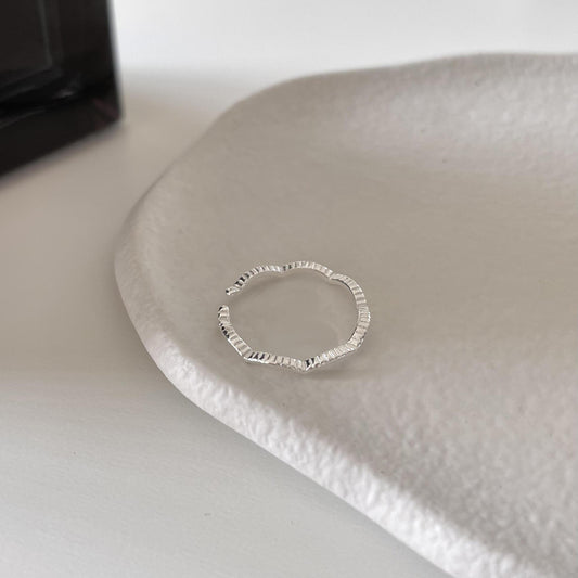 Anillo de onda geométrica minimalista de plata de ley 925