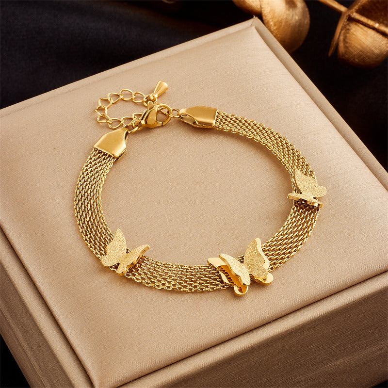 Bracciale con ciondolo a farfalla d'ispirazione vintage in acciaio al titanio con intarsi in strass e dettagli traforati