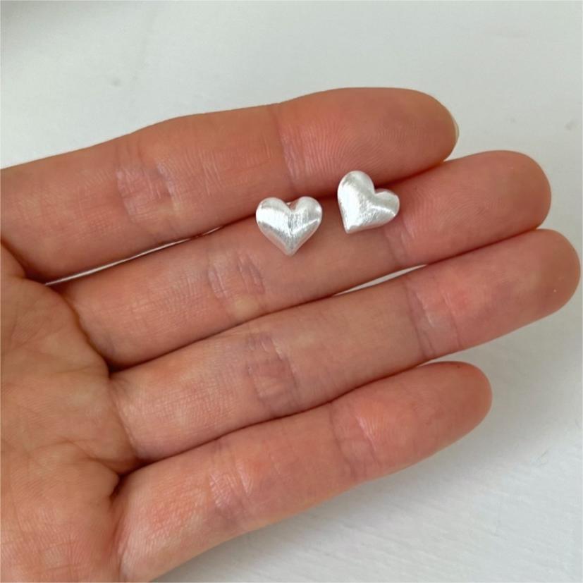 Pendientes minimalistas de plata de ley 925 con forma de corazón, acabado cepillado y acento geométrico