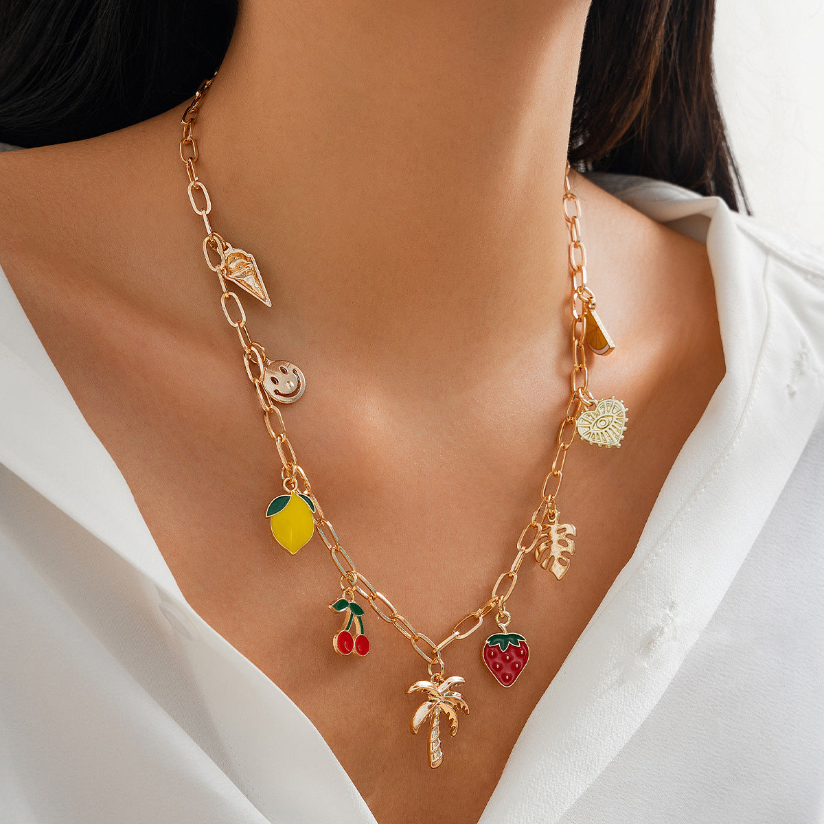 Collana pendente minimalista con stella e conchiglia, nappina e design a coda di sirena, in lega con finitura placcata