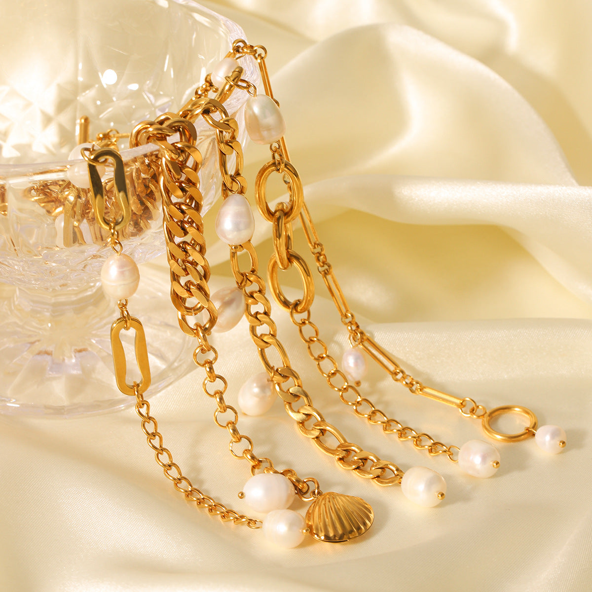 Elegante Bracciale Francese da Donna con Perle d'Acqua Dolce, Catena Figaro Geometrica in Acciaio Inossidabile e Finitura Placcata in Acciaio al Titanio