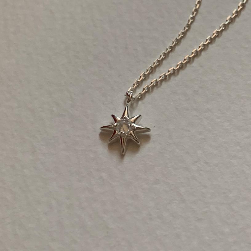 Collana con Pendente Minimalista a Stella a Otto Punte Geometrica in Argento Sterling 925 con Intarsio di Strass e Finitura Placcata