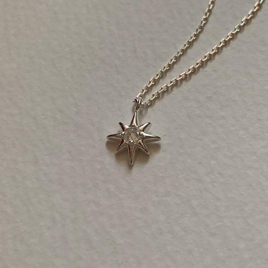 Collar con colgante de estrella geométrica minimalista de ocho puntas en plata de ley 925 con incrustaciones de diamantes de imitación y acabado chapado