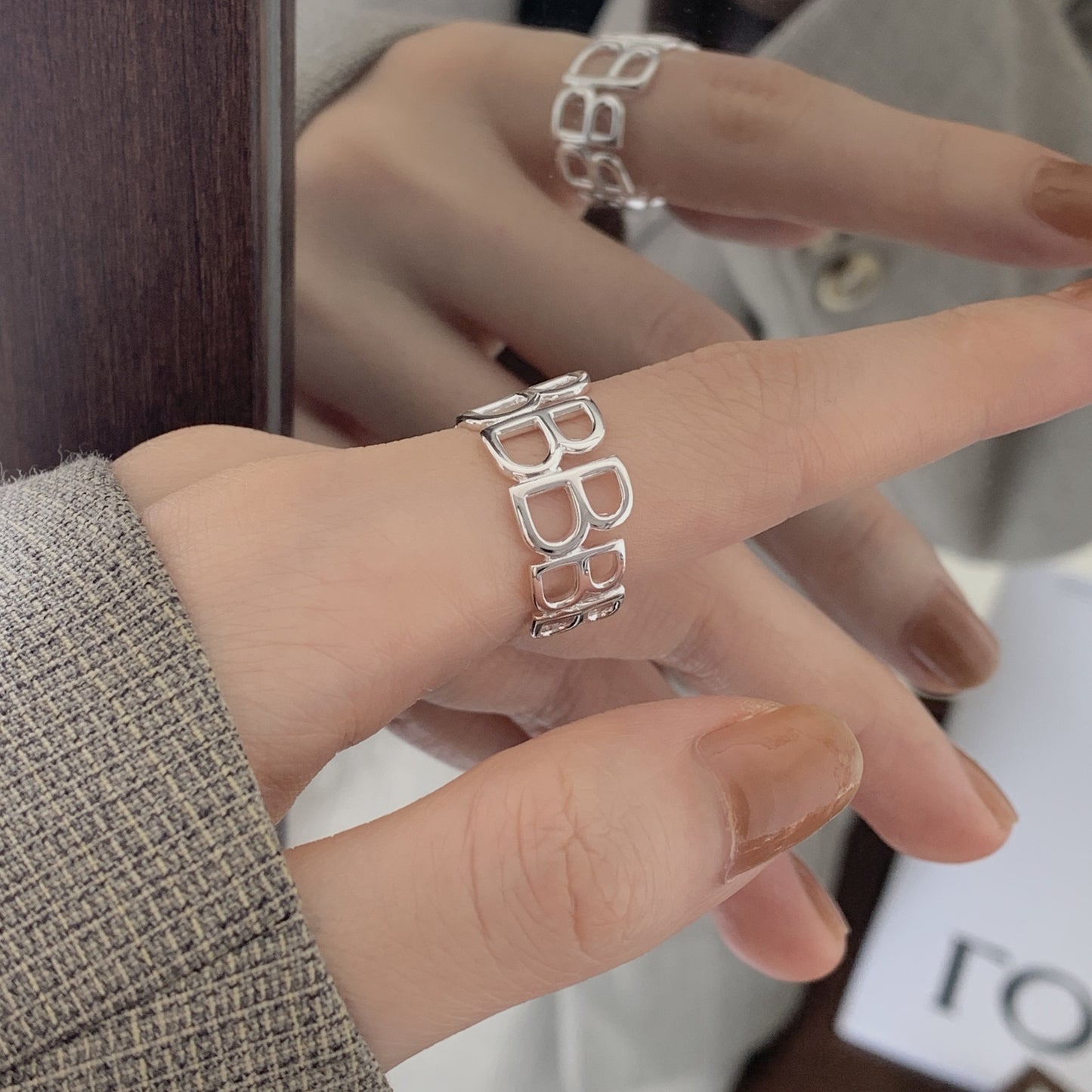 Anillo minimalista con forma de corazón de plata de ley 925 con acento cuadrado biselado para mujer
