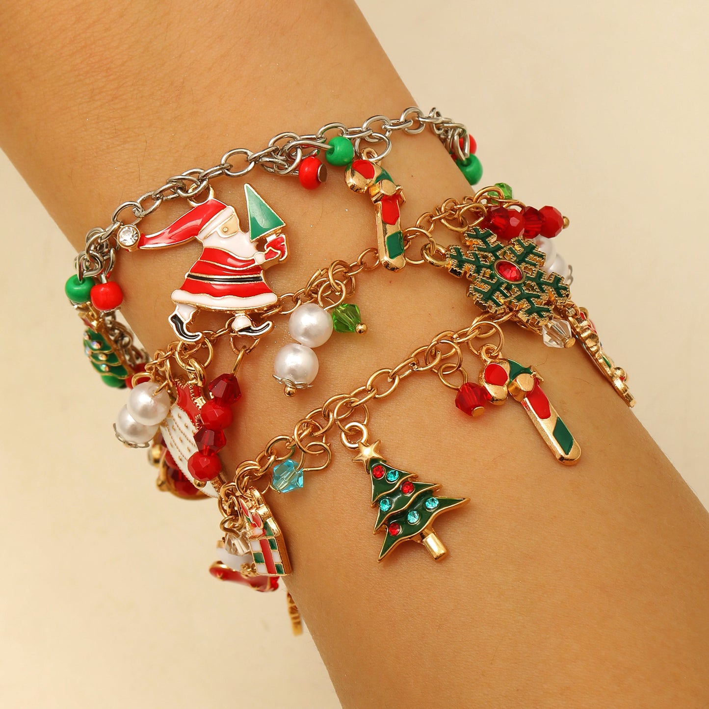 Braccialetto con ciondoli albero di Natale, Babbo Natale, renne e fiocchi di neve, stile neutro, per donna, con base in lega e finitura in smalto