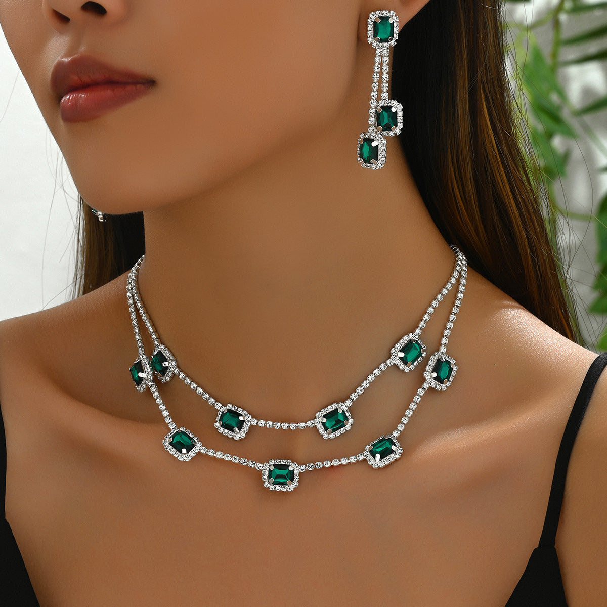 Set di collana a due strati lusso minimalista con ciondolo verde smeraldo e intarsi in diamante per donna, catena a serpente con motivo geometrico e orecchini a cerchio abbinati