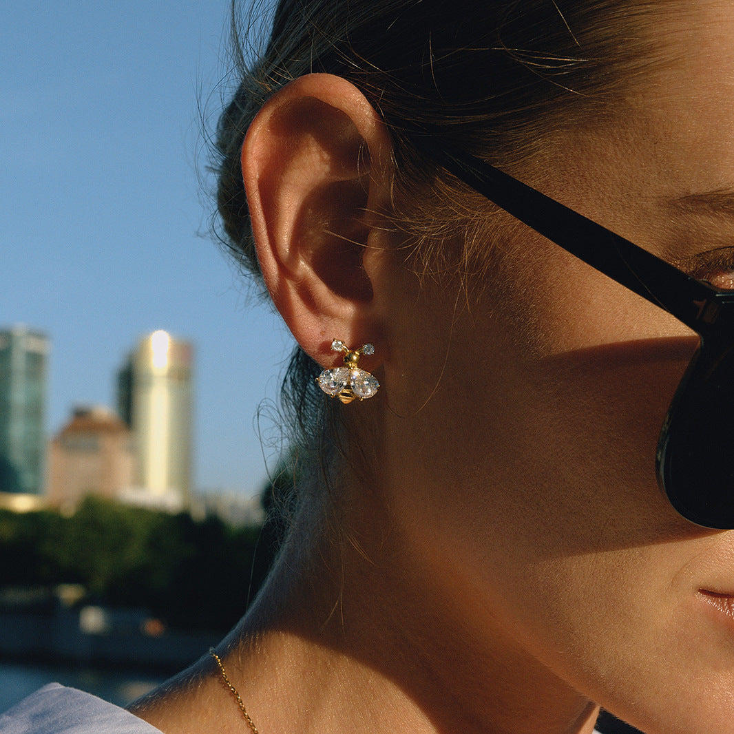 Aretes de mujer minimalistas de titanio con forma de abeja, con incrustaciones de circonita, poste de acero inoxidable hipoalergénico, acabado galvanizado