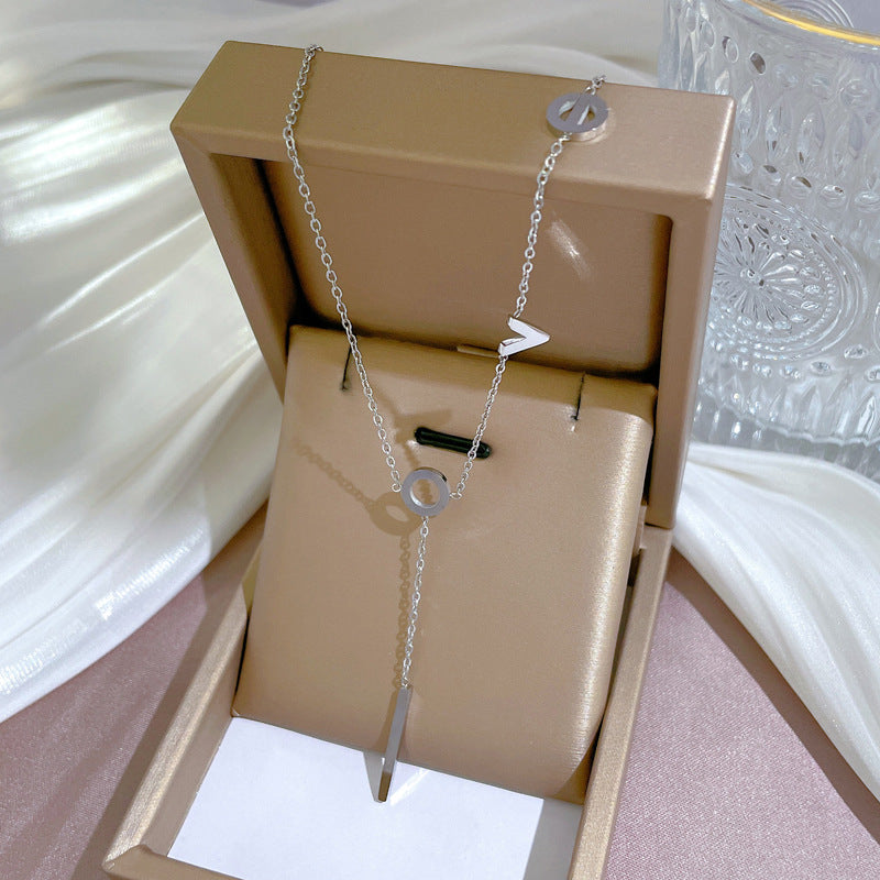 Collana a girocollo geometrica minimalista in acciaio al titanio con ciondolo floreale