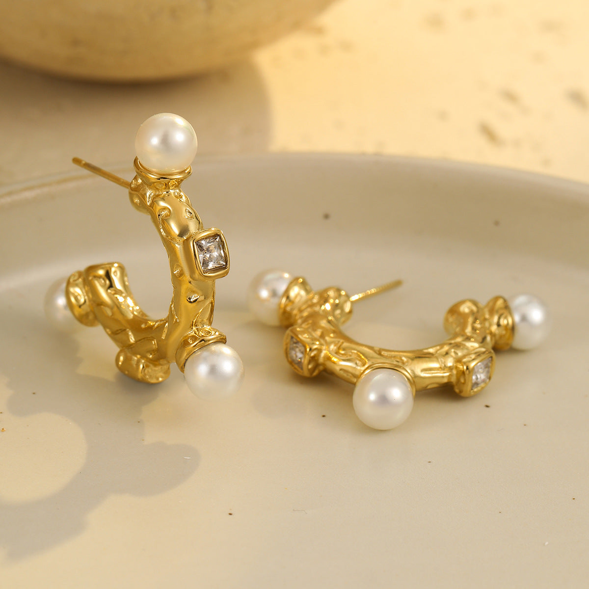 Orecchini a cerchio vintage a C grandi in acciaio inossidabile placcato oro con zirconi per donna