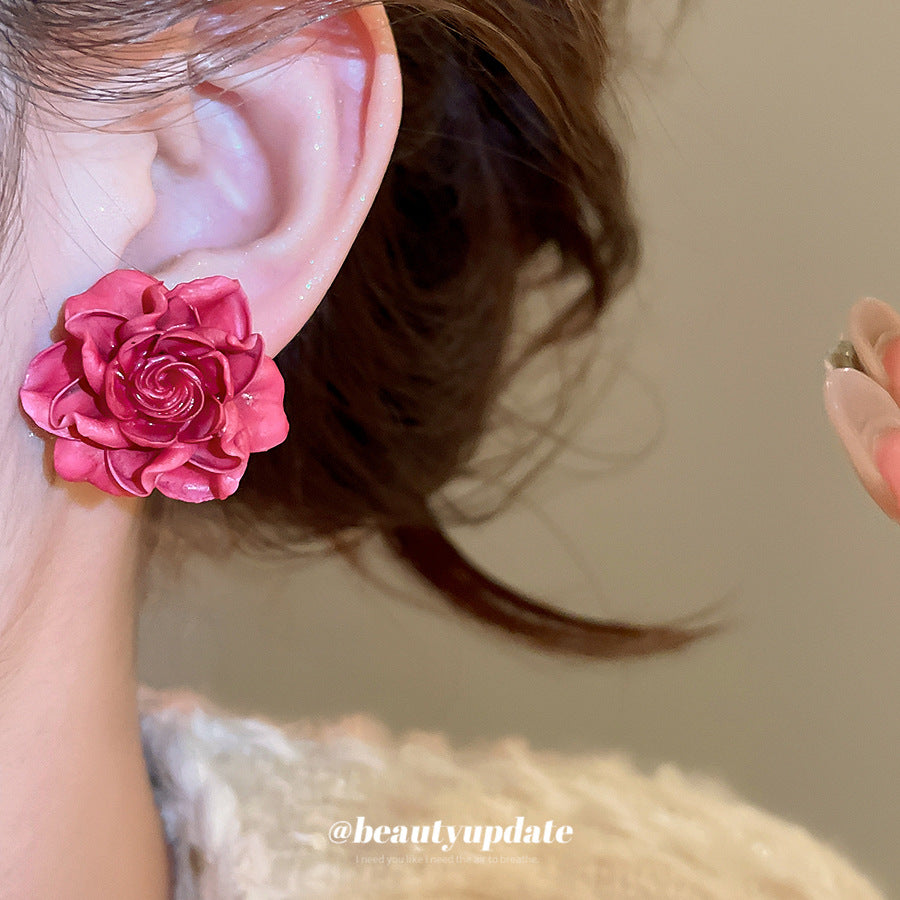 Pendientes de tachuela de flor de resina, minimalistas y elegantes, para mujer con postes de acero inoxidable, ligeros, de lujo, para uso diario