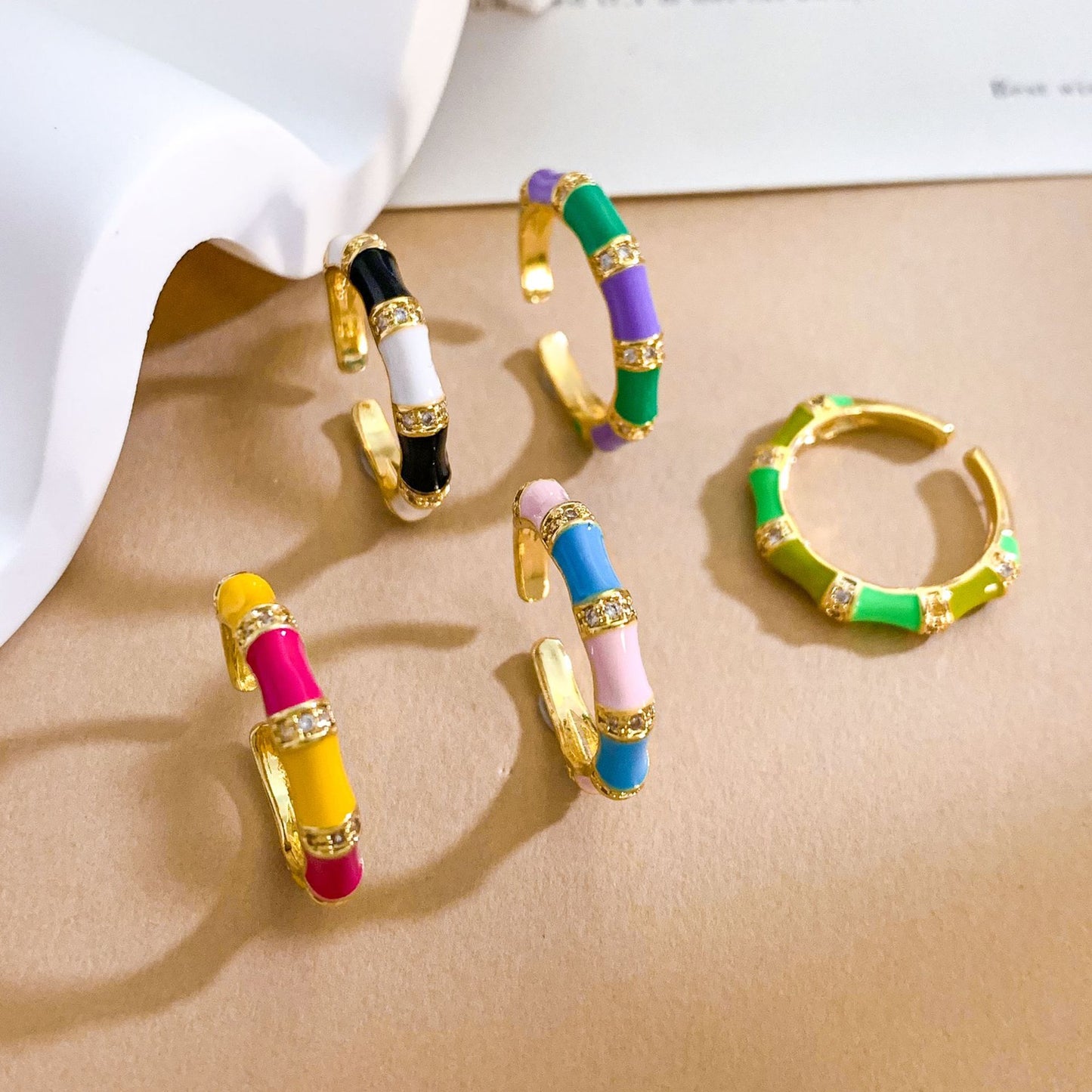 Anello da donna regolabile Sweet Luxury placcato oro con smalto design bambù