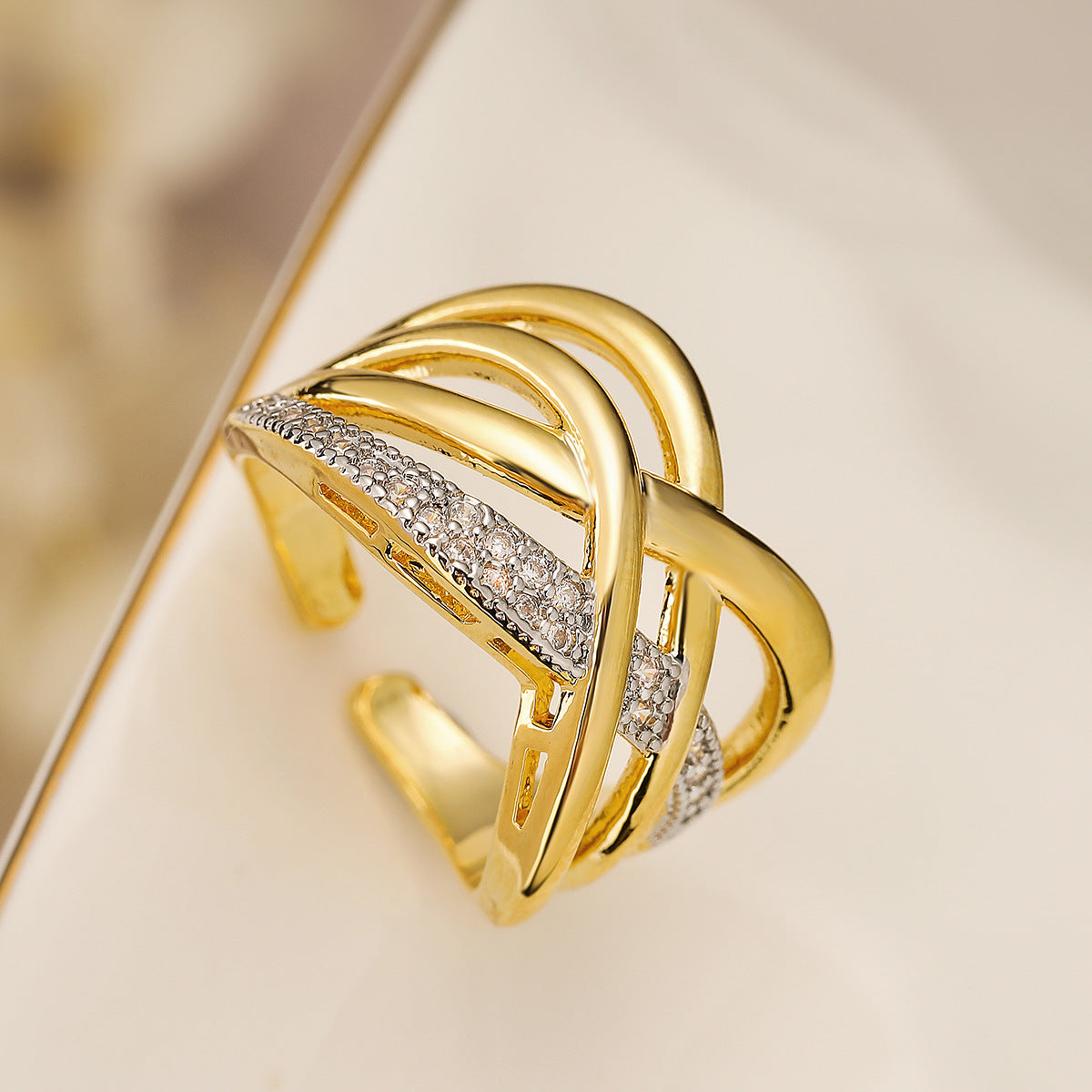 Anello aperto irregolare geometrico vintage da donna in rame placcato oro 18 carati con intarsio di zirconi