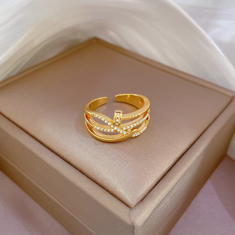 Anello Minimalista Regolabile a Torsione in Ottone con Intarsio di Strass, Design a Corona per l'Uso Quotidiano Femminile e Come Regalo di Compleanno