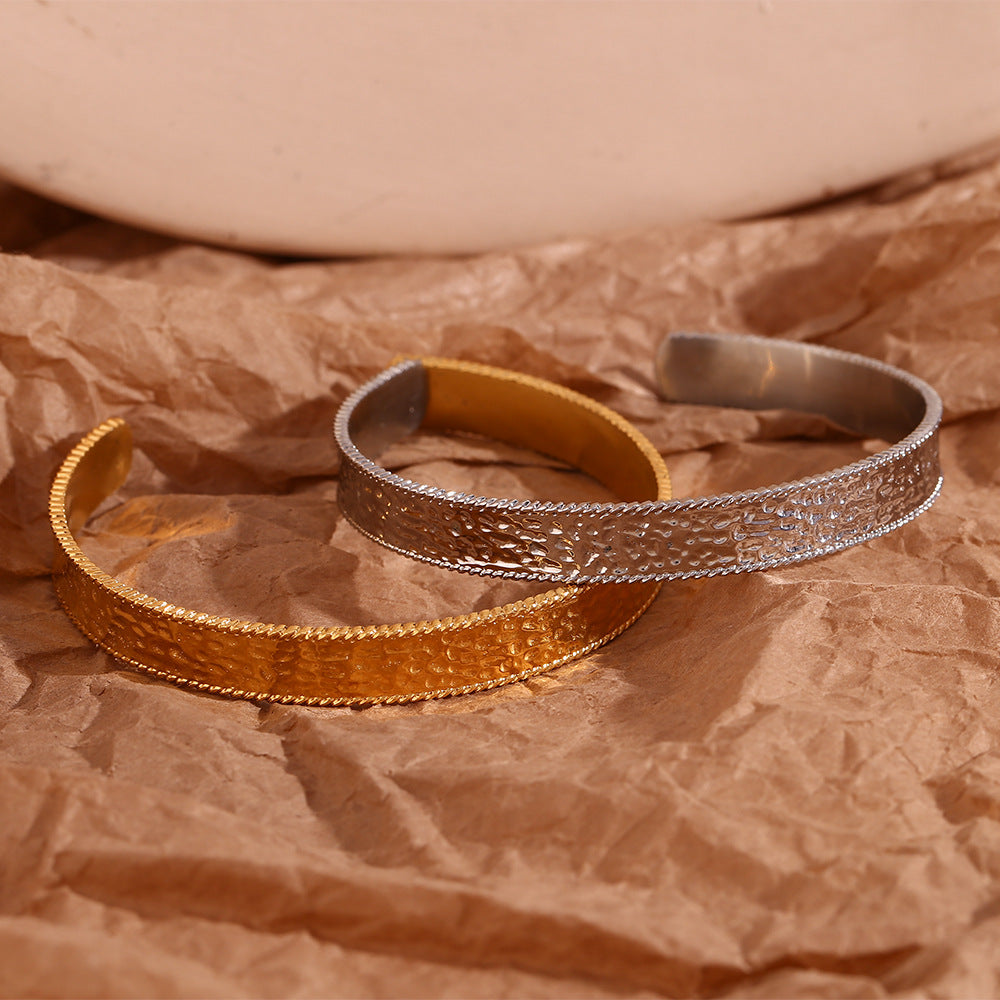Bracciale Minimalista da Donna in Acciaio Inossidabile con Placcatura in Oro 18K e Textura Martellata
