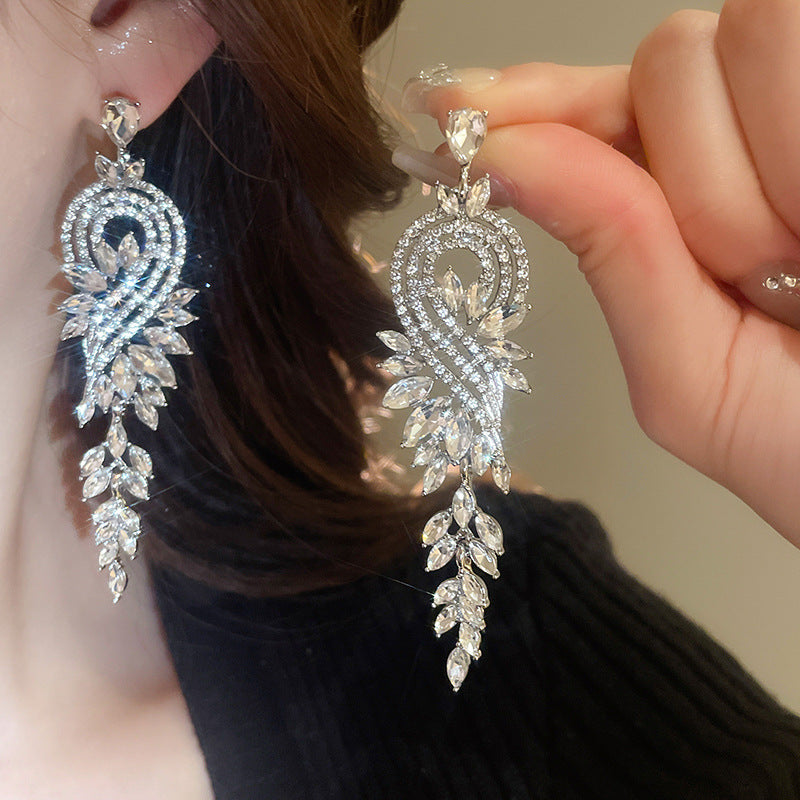 Orecchini a perno di lusso con lega geometrica irregolare e intarsio di strass, placcati argento, alla moda e versatili da donna