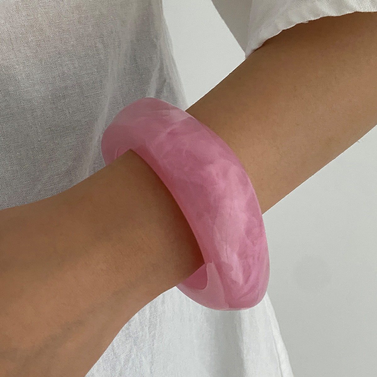 Pulsera geométrica única de acrílico y aleación para mujer con textura marmoleada y acabado chapado
