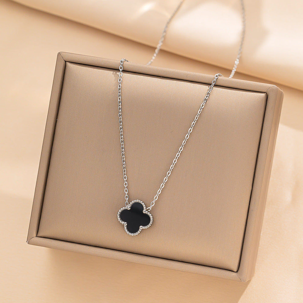 Set di collana, bracciale e orecchini a lobo da donna in acciaio al titanio minimalista con quadrifoglio fortunato