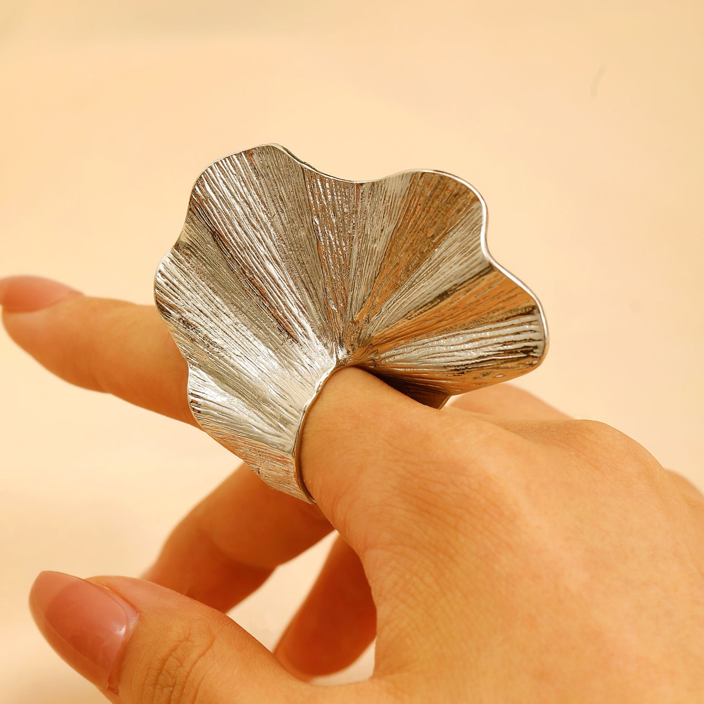 Anello Aperto da Donna a Goccia d'Olio Placcato in Lega con Motivo Floreale Geometrico Esagerato