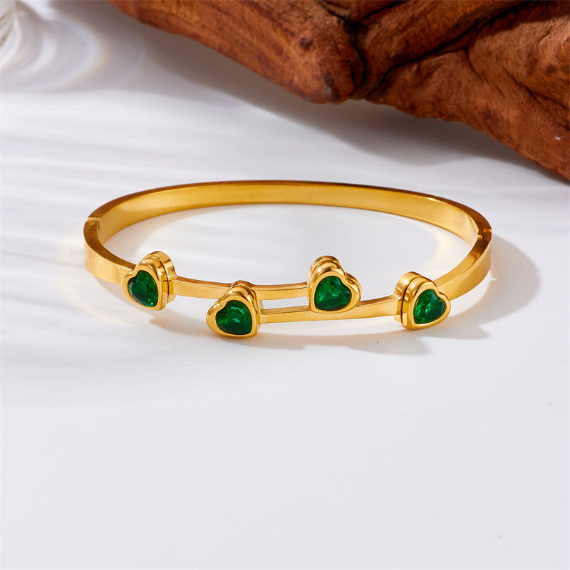 Elegante pulsera de titanio chapado en oro con circonitas en forma de corazón para mujer