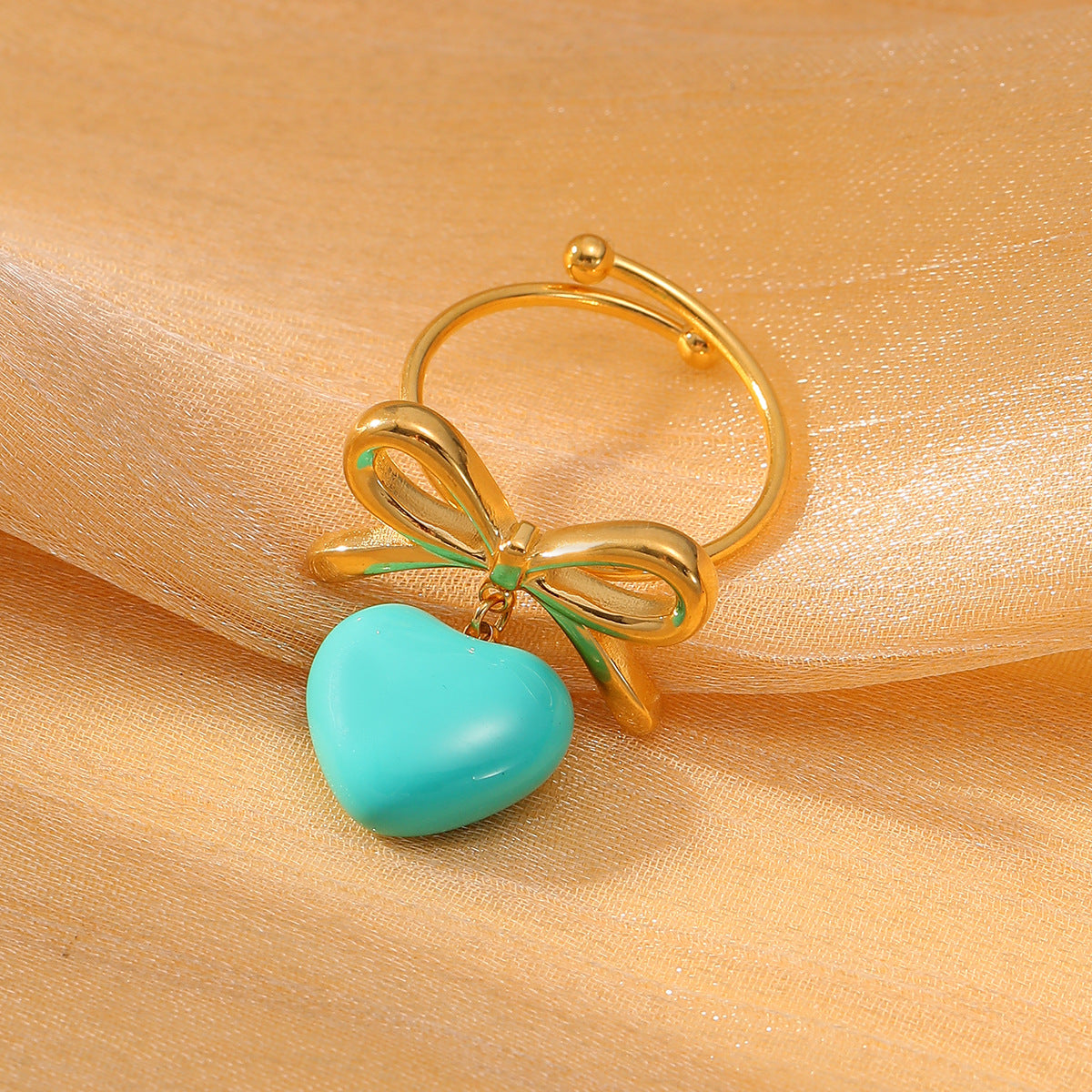 Anillo de acero de titanio de lujo minimalista en forma de corazón y lazo para mujer con acabado esmaltado y superficie chapada