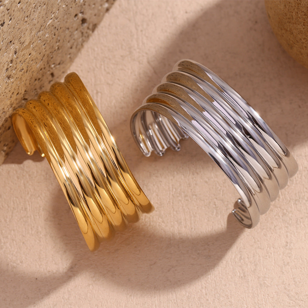 Brazalete Abierto Ancho de Acero Inoxidable con Chapado en Oro de 18K para Mujer, Estilo Minimalista