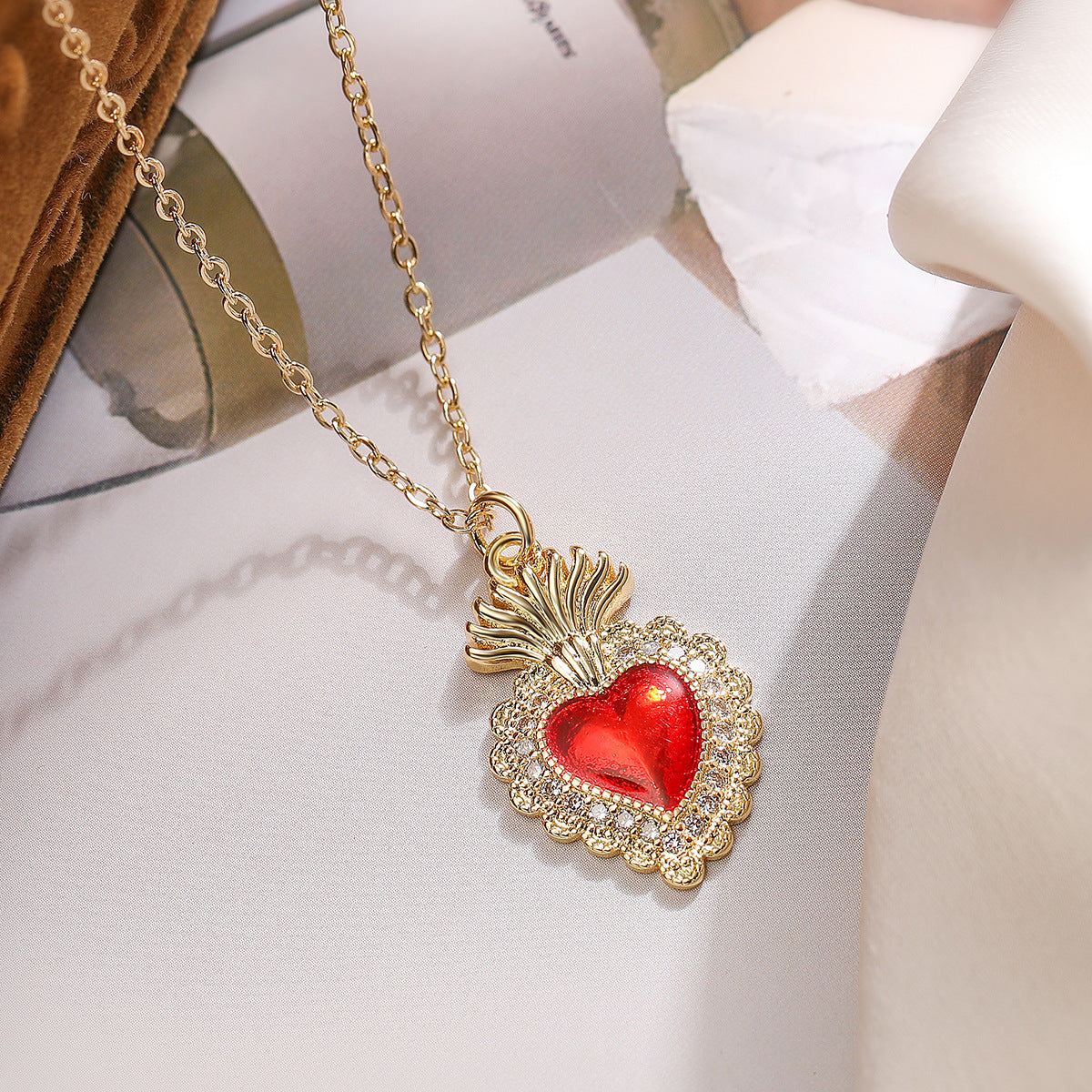 Collana Pendente da Donna Minimalista, Geometrica Irregolare, in Rame, Placcata Oro Vero, con Ciondolo a Cuore in Zircone