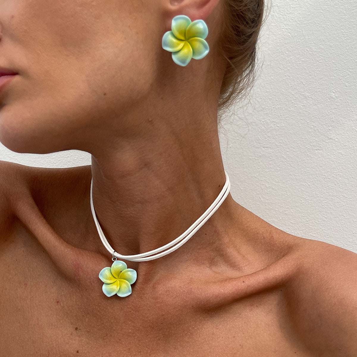 Collar con colgante floral minimalista para mujer con dije de pétalo acrílico y cadena de terciopelo coreano