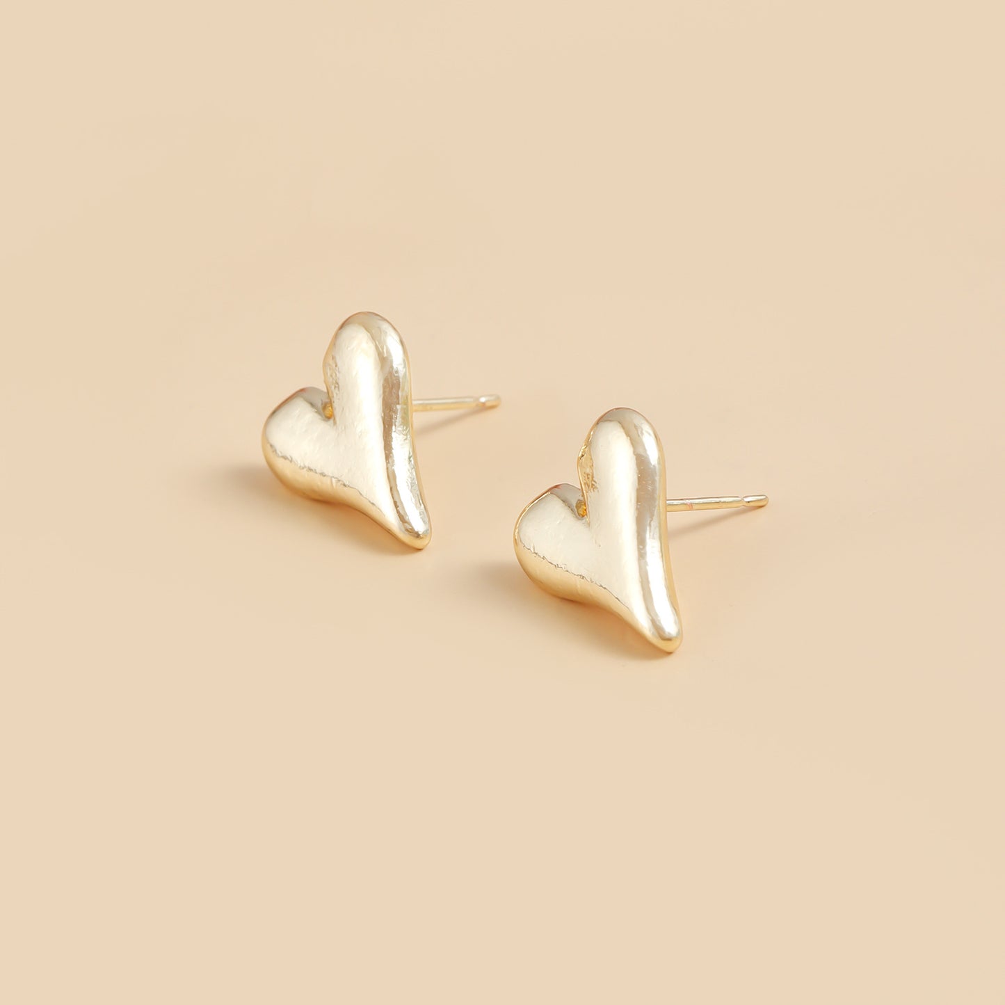 Pendientes de aleación con forma de corazón simétrico de estilo vintage y acabado chapado para mujer