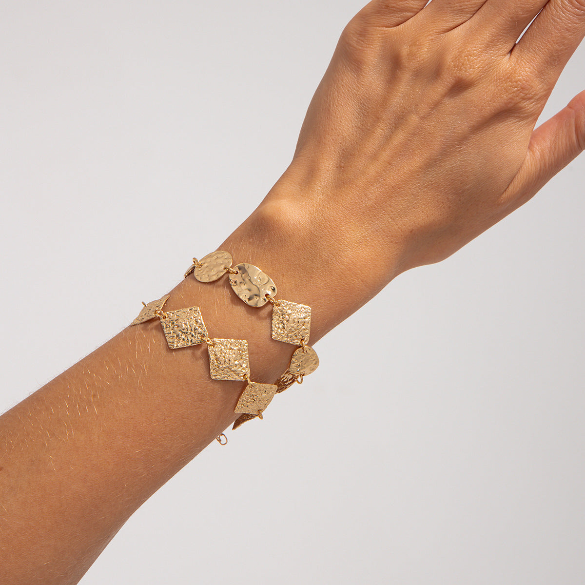 Bracciale a maglie geometriche a rombo in metallo con finitura galvanica, stile vintage e texture martellata irregolare