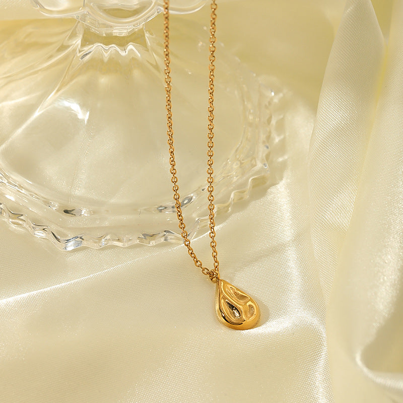 Collana con Ciondolo a Cuore in Acciaio al Titanio Stile INS con Catena in Acciaio Inossidabile Placcato Oro 18K e Dettagli in Strass Pavé