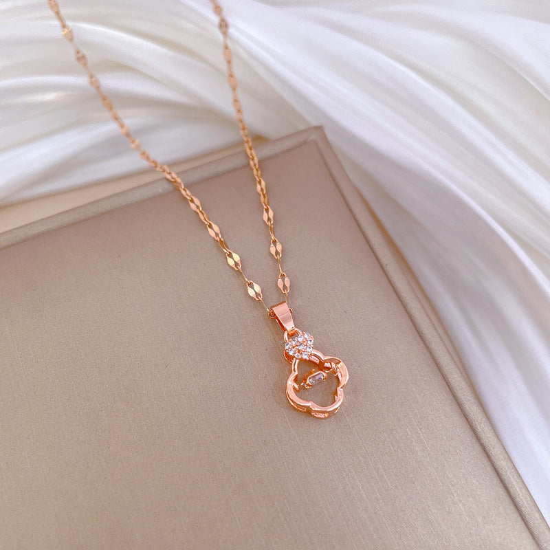 Collana minimalista a forma di trifoglio in acciaio al titanio con intarsio di strass per donne e uomini, delicata catena per clavicola con motivo luna naturale