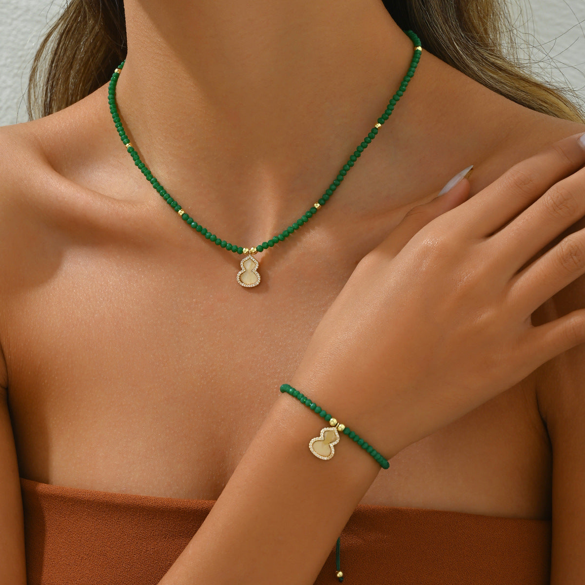 Collar y Pendientes de Cobre Esmaltado Floral Minimalista para Mujer con Motivo de Rosa y Cadena de Clavícula