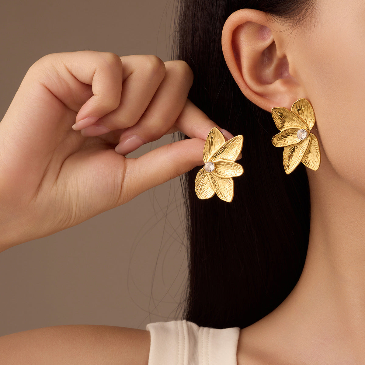 Orecchini da donna minimalisti geometrici a fiore in acciaio inossidabile con dettagli in perle e placcatura oro