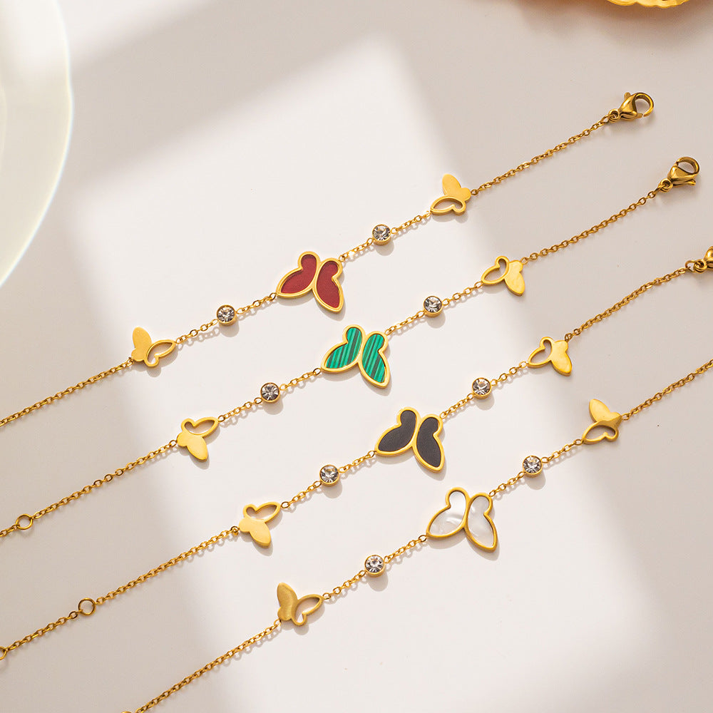 Pulsera minimalista con forma de mariposa de acero de titanio con incrustaciones de nácar y detalles de pedrería, diseño calado con baño de oro para un color duradero