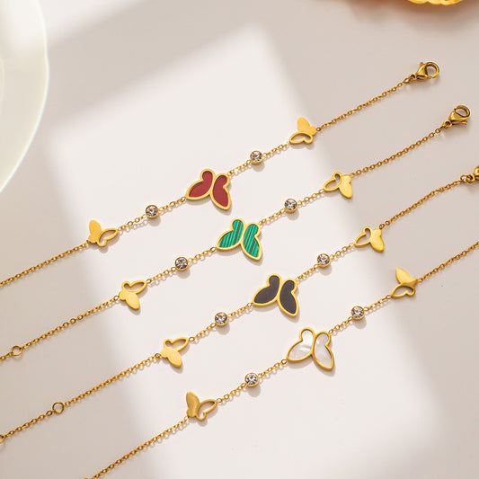 Pulsera minimalista con forma de mariposa de acero de titanio con incrustaciones de nácar y detalles de pedrería, diseño calado con baño de oro para un color duradero