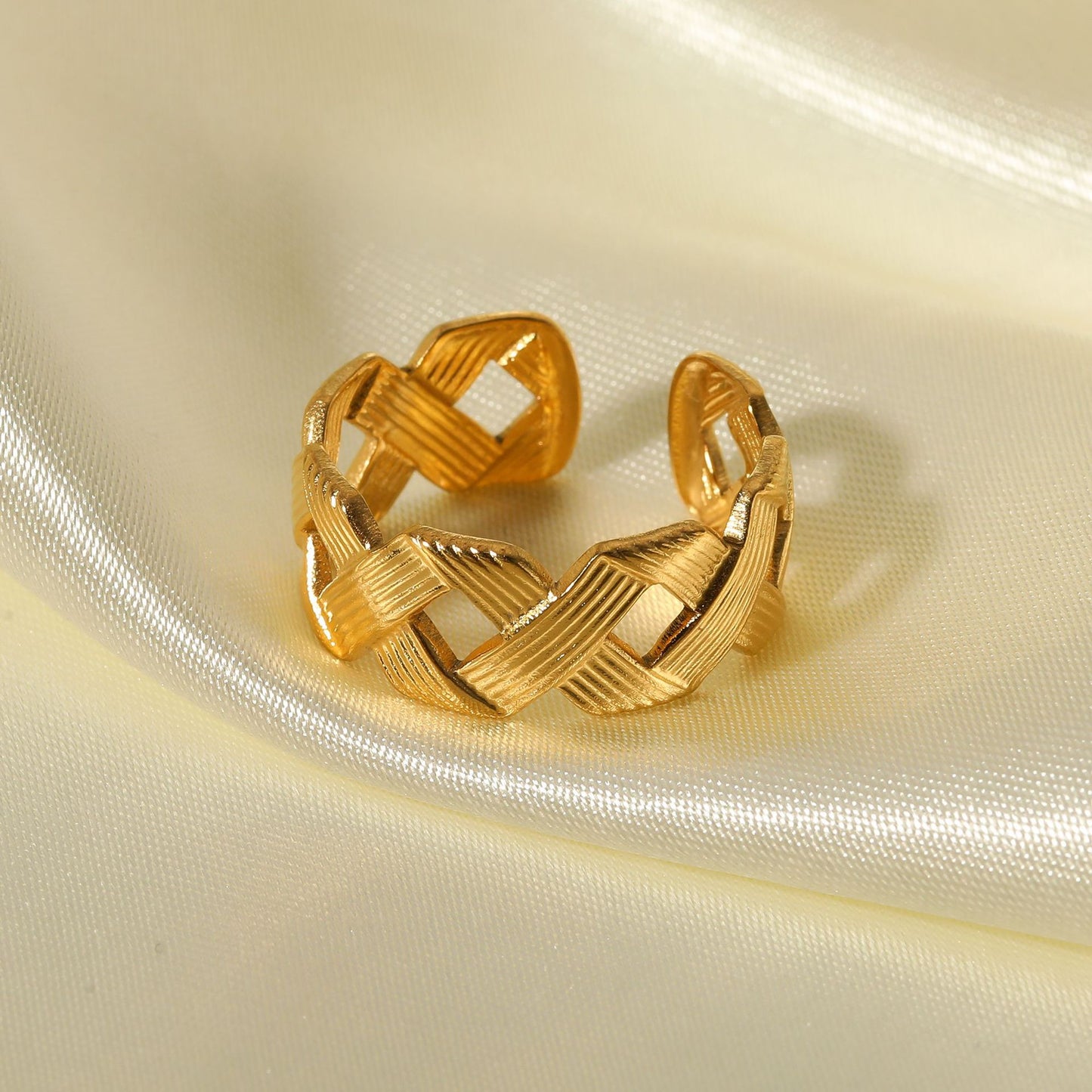 Anello in acciaio inossidabile minimalista attorcigliato con motivo geometrico per donna con finitura placcata sottovuoto in oro 18K e fascia regolabile