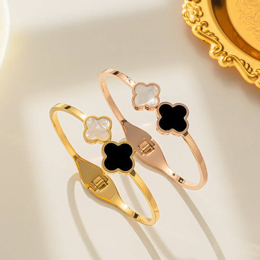 Bracciale da donna in acciaio al titanio placcato oro rosa minimalista con quadrifoglio, ideale come regalo per San Valentino e compleanni