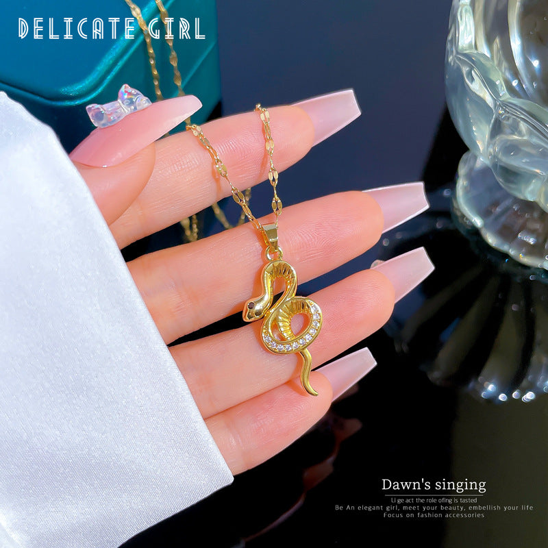 Elegante Collana da Donna con Ciondolo Geometrico Micro-Pavé in Acciaio al Titanio Delicata Catena alla Clavicola con Intarsio di Strass