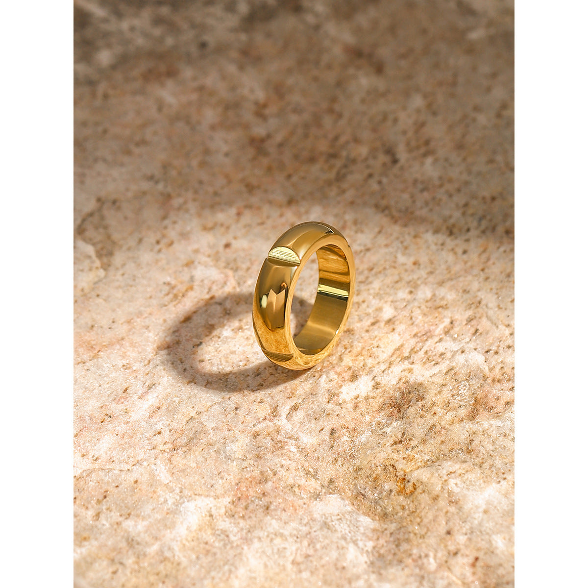 Anello Conico Minimalista Unisex in Acciaio Inox Placcato Oro 18K Design di Lusso