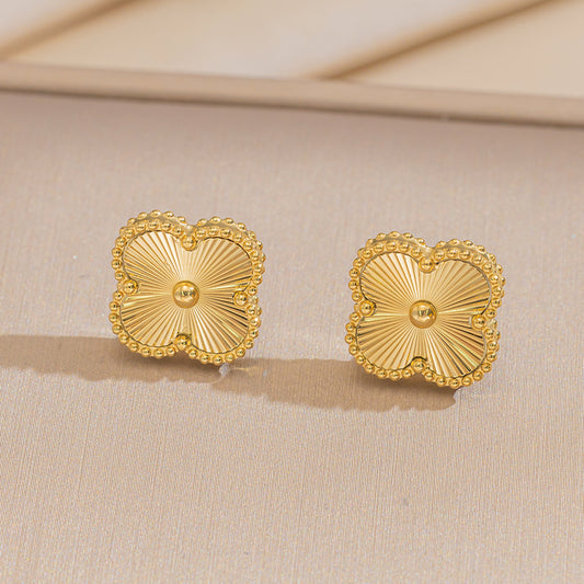 Collar Minimalista con Colgante de Trébol de Cuatro Hojas en Acero de Titanio con Acabado Láser y Baño de Oro para Mujer