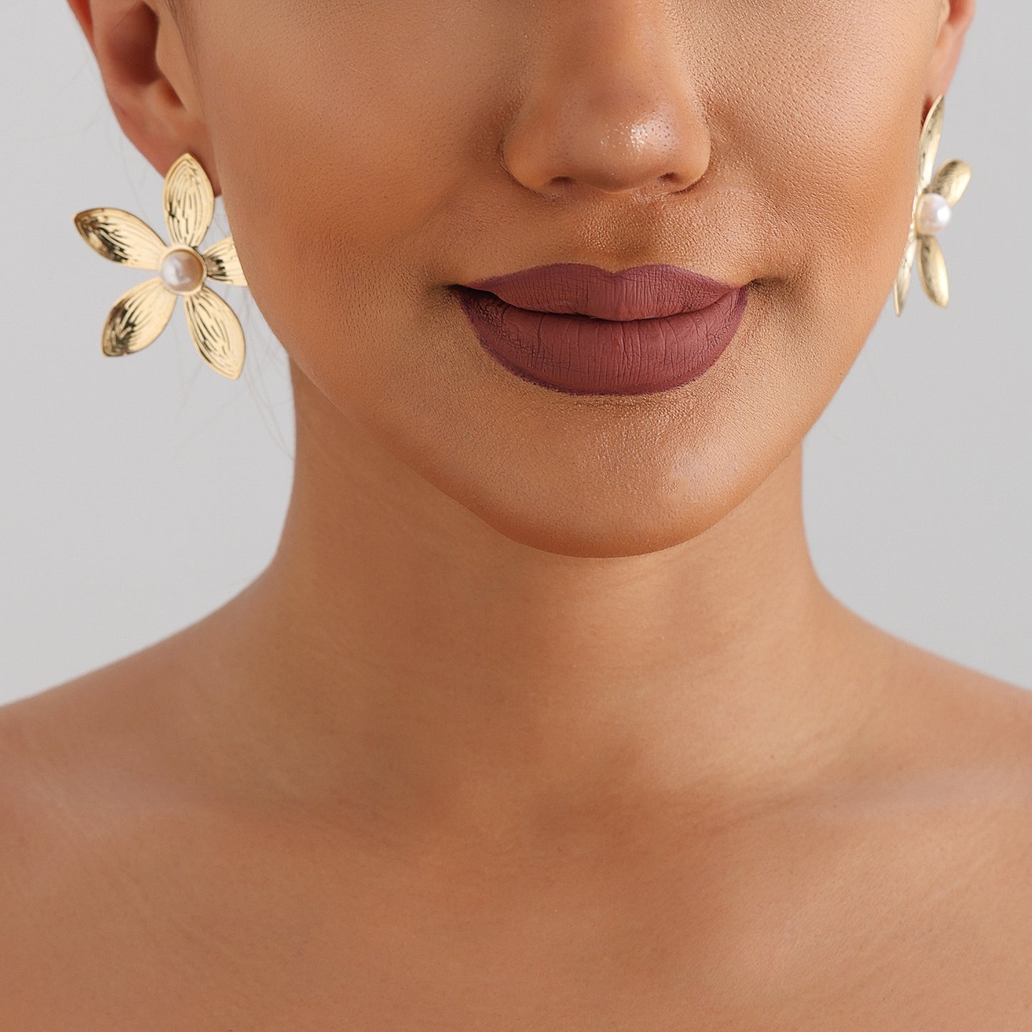 Pendientes de Metal con Diseño Floral Vintage para Mujer con Detalles tipo Perla y Acabado Galvanizado