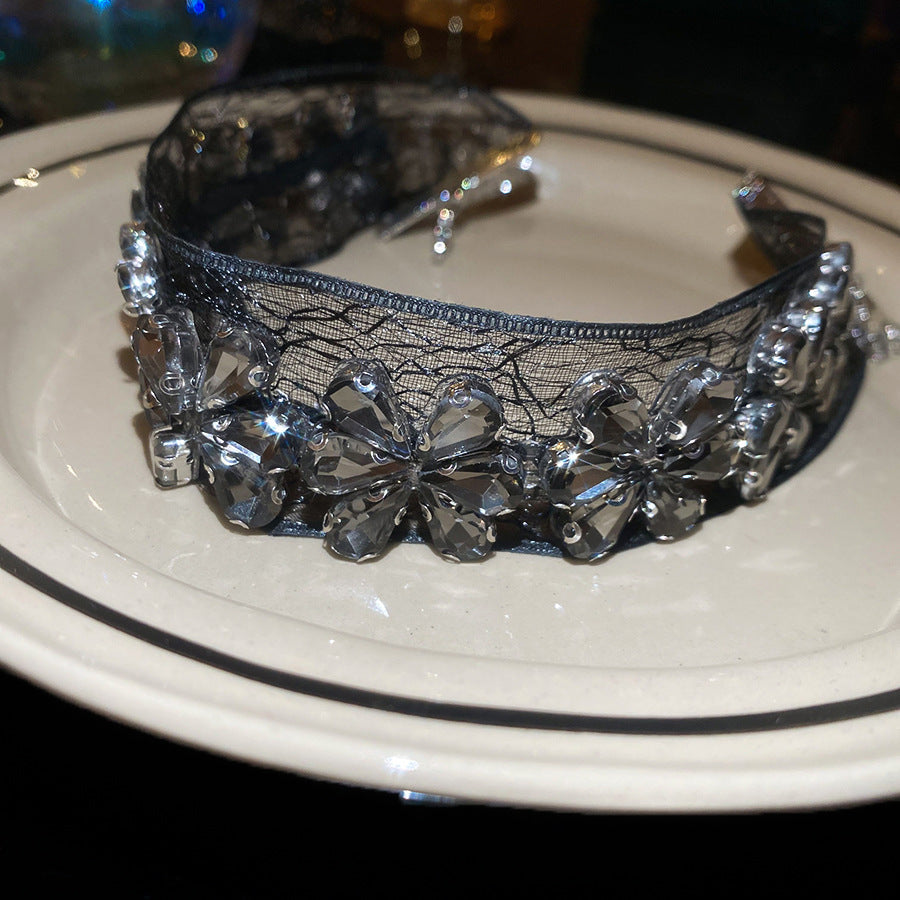 Collana a Pendente a Goccia con Fiori Romantici Scuri da Donna con Intarsio di Strass su Fascia in Chiffon, Catena a Clavicola Minimalista in Lega