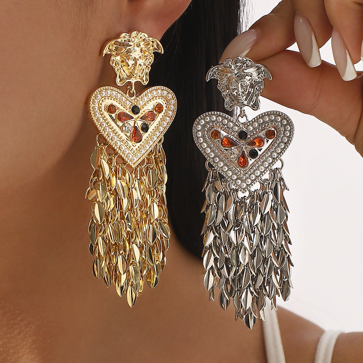 Pendientes colgantes vintage de Medusa con forma de corazón, borlas, acabado chapado en aleación e incrustaciones de pedrería y perlas simuladas