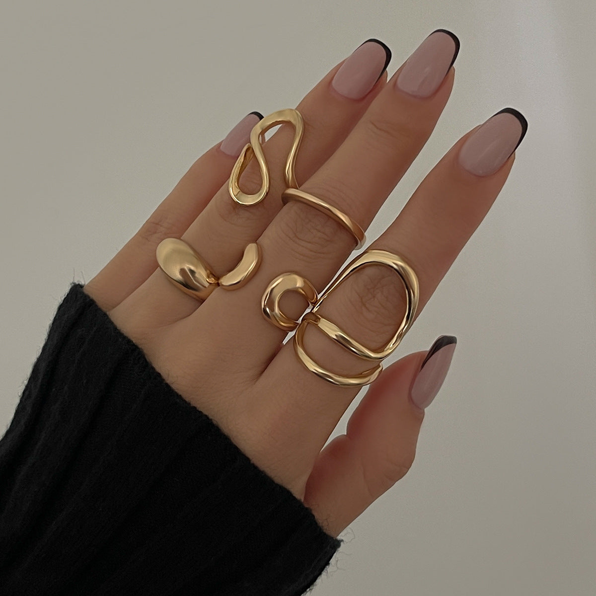 Anello Aperto Minimalista Geometrico in Lega con Design a Linea Fluida e Finitura Placcata da Donna