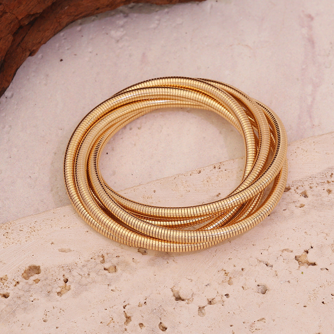 Bracciale da donna in metallo galvanizzato a forma di onda minimalista con design a molla sfumata