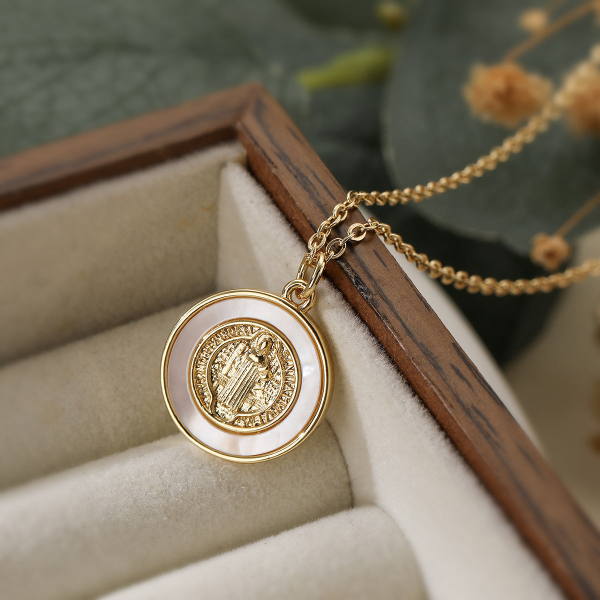 Collana con ciondolo a croce minimalista in rame placcato oro 18K da donna